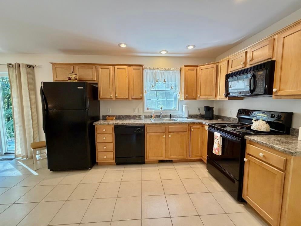 Photo of 11 Hawthorne Circle, Somersworth, NH 03878 (MLS # 5110331)