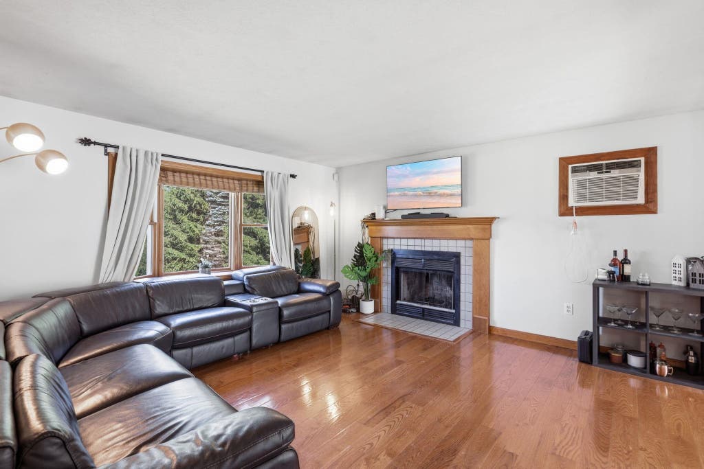 Photo of 12 Constance Drive, Londonderry, NH 03053 (MLS # 5103311)