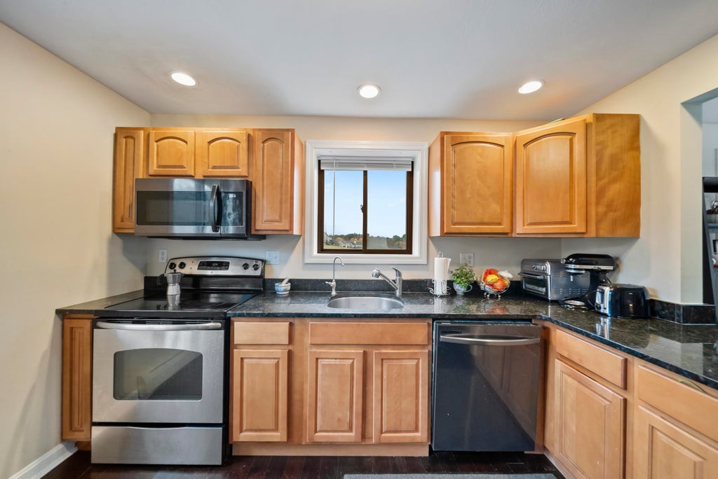 Photo of 69 Bayberry Lane, Londonderry, NH 03053 (MLS # 5095515)