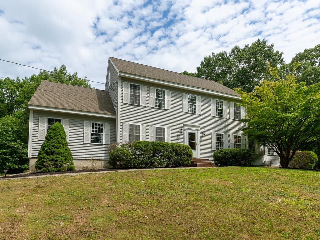 Photo of 13 Cottonwood Road, Plaistow, NH 03865 (MLS # 5103373)