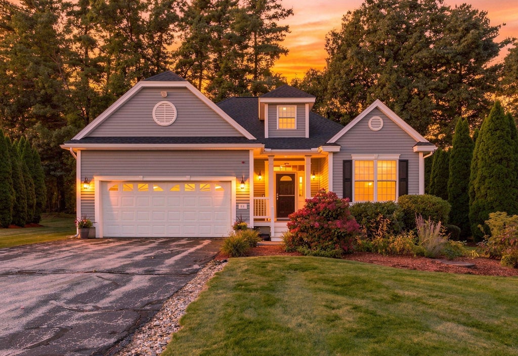 Photo of 43 Sawgrass Circle, Londonderry, NH 03053 (MLS # 5112634)