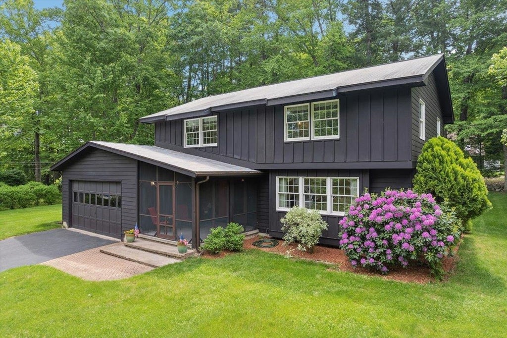 Photo of 11 Parkhurst Drive, Hudson, NH 03051 (MLS # 5093340)