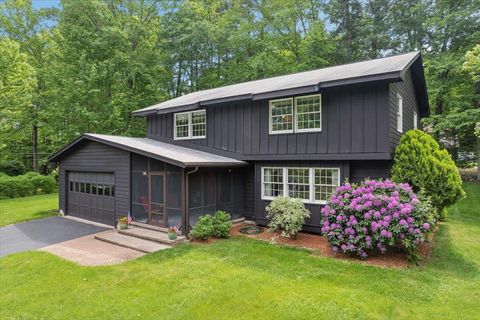 Photo of 11 Parkhurst Drive, Hudson, NH 03051 (MLS # 5093340)