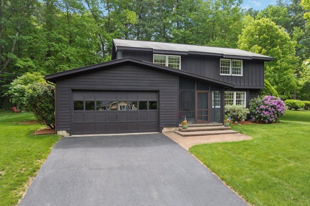 Photo of 11 Parkhurst Drive, Hudson, NH 03051 (MLS # 5093340)
