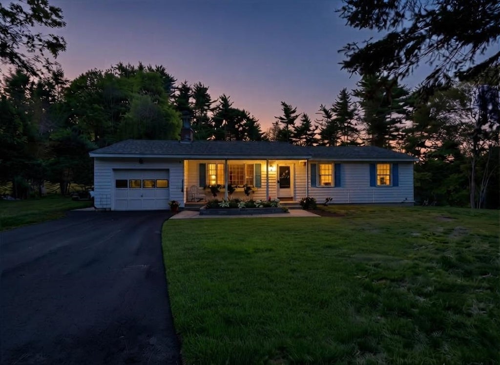 Photo of 47 Rowell E Road, Brentwood, NH 03833 (MLS # 5108536)