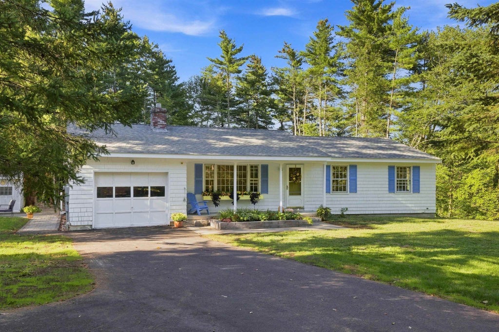 Photo of 47 Rowell E Road, Brentwood, NH 03833 (MLS # 5108536)