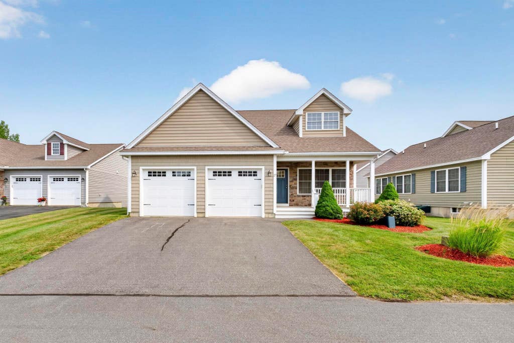 Photo of 27 Leybridge Drive, Hudson, NH 03051 (MLS # 5100393)