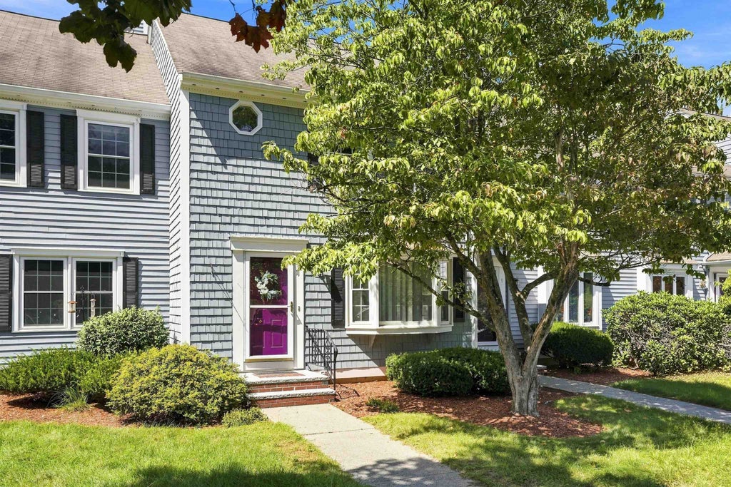 Photo of 11 Meadowview Circle, Nashua, NH 03062 (MLS # 5107055)