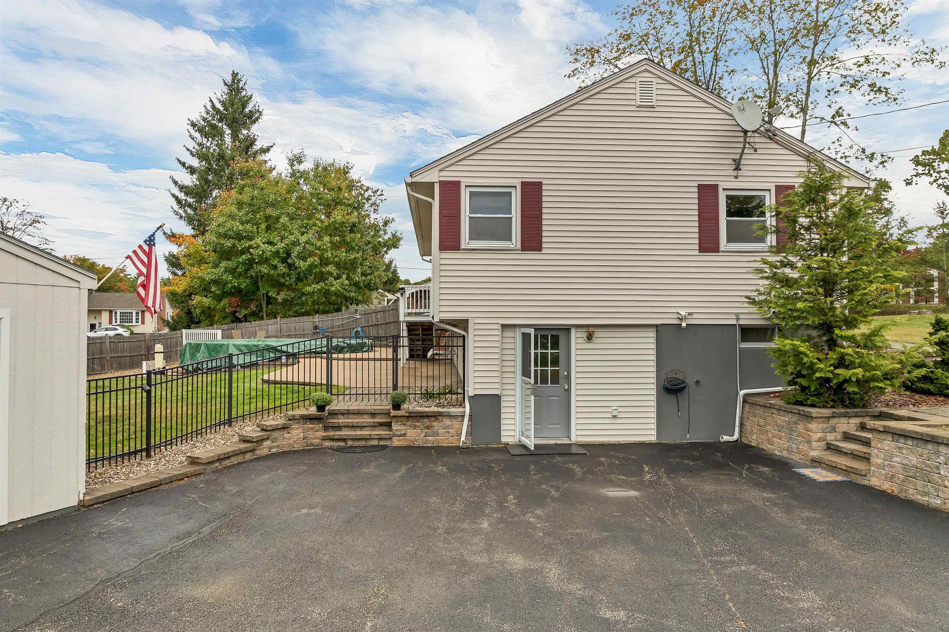 18 E Derry Road