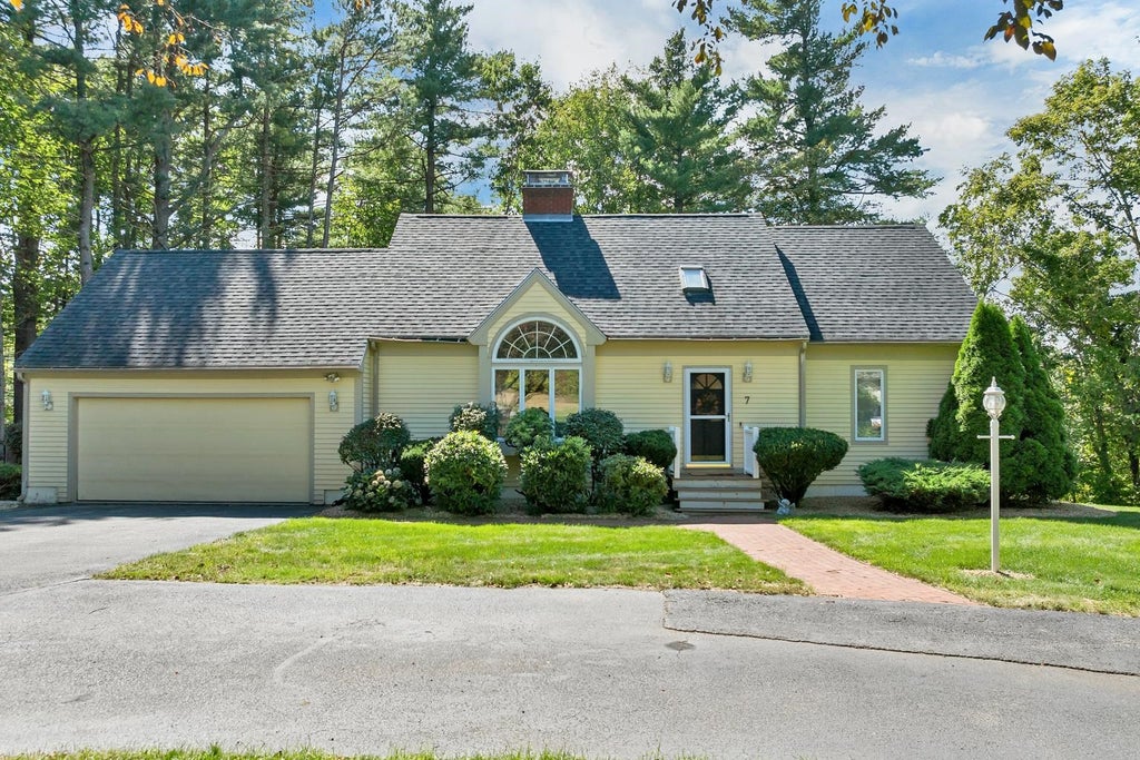 Photo of 7 Virginia Court, Hooksett, NH 03106 (MLS # 5109447)