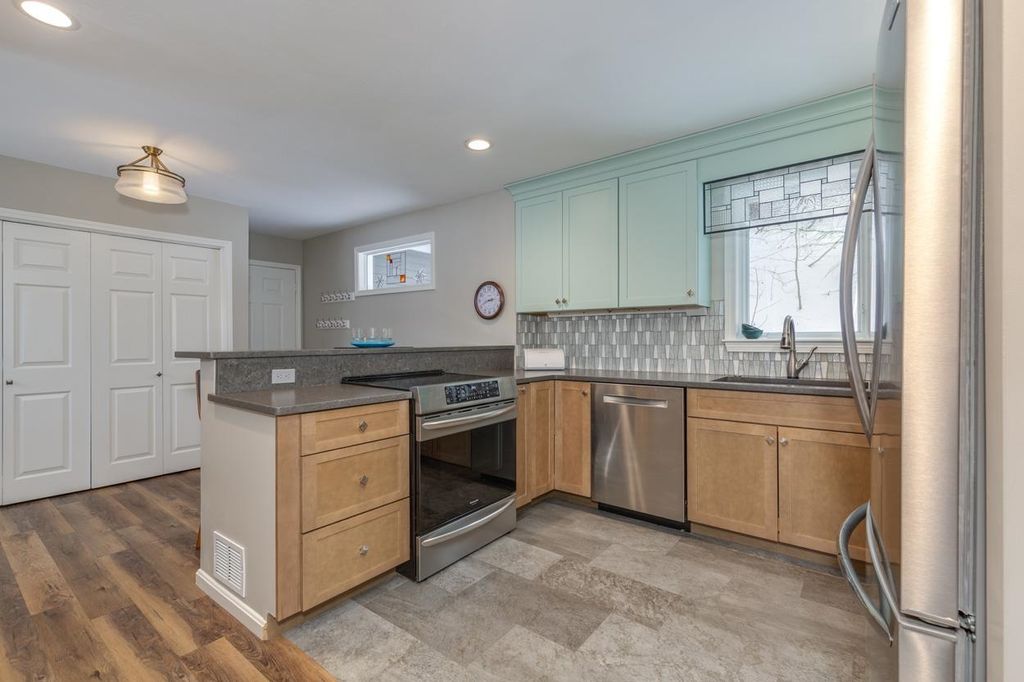 Photo of 141 Chase Way, Manchester, NH 03104 (MLS # 5076381)