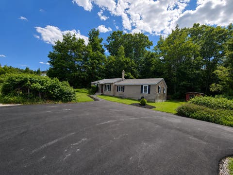 Photo of 192 Londonderry Turnpike, Hooksett, NH 03106 (MLS # 5102135)