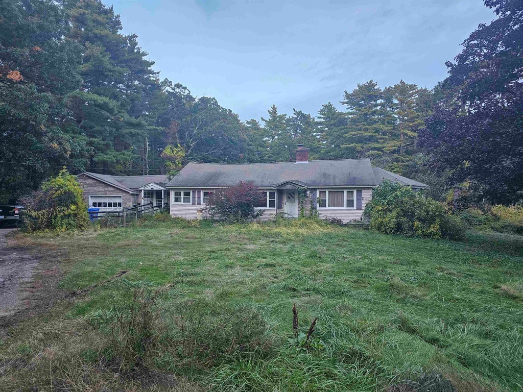 Photo of 108 Rockingham Road, Londonderry, NH 03053 (MLS # 5112537)