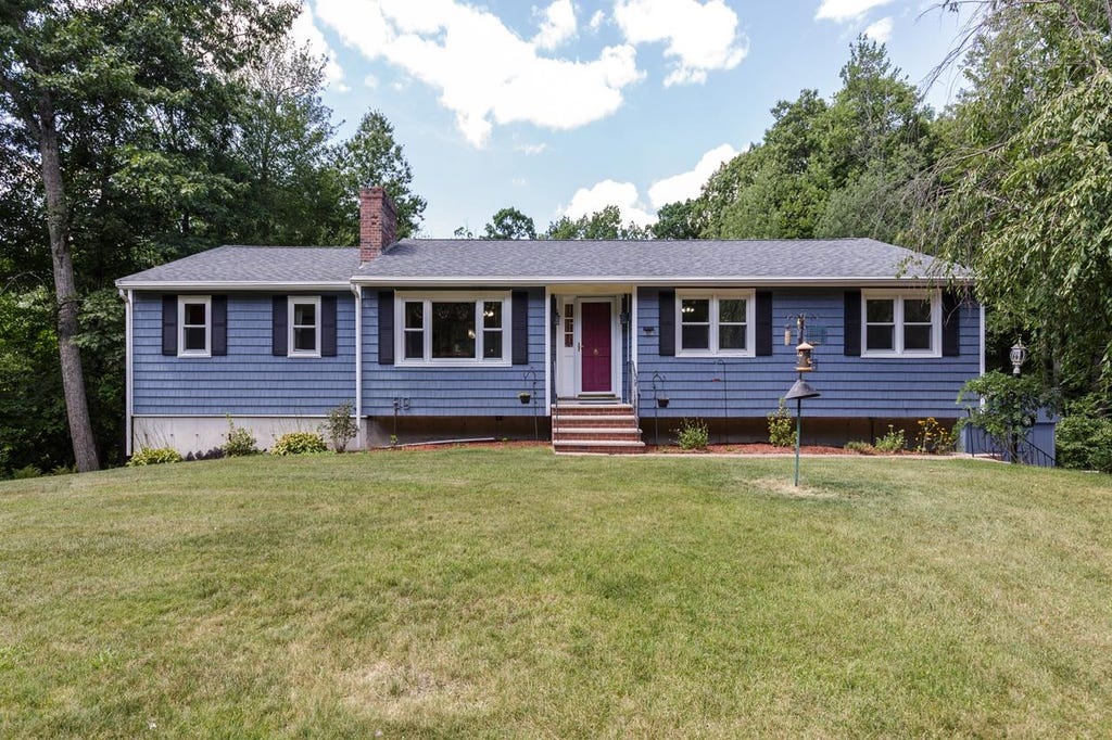 Photo of 10 Mayflower Drive, Londonderry, NH 03053 (MLS # 5105851)