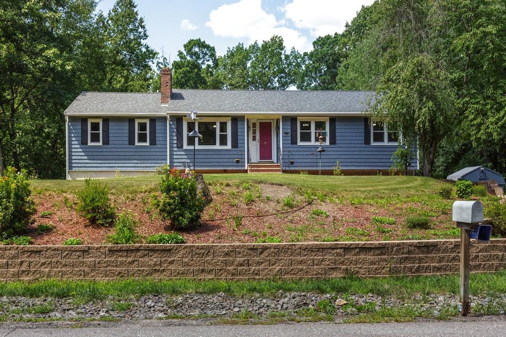 Photo of 10 Mayflower Drive, Londonderry, NH 03053 (MLS # 5105851)