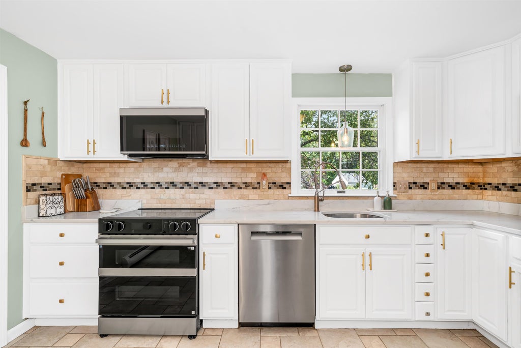Photo of 49 Hampton Falls Road, Exeter, NH 03833 (MLS # 5103443)