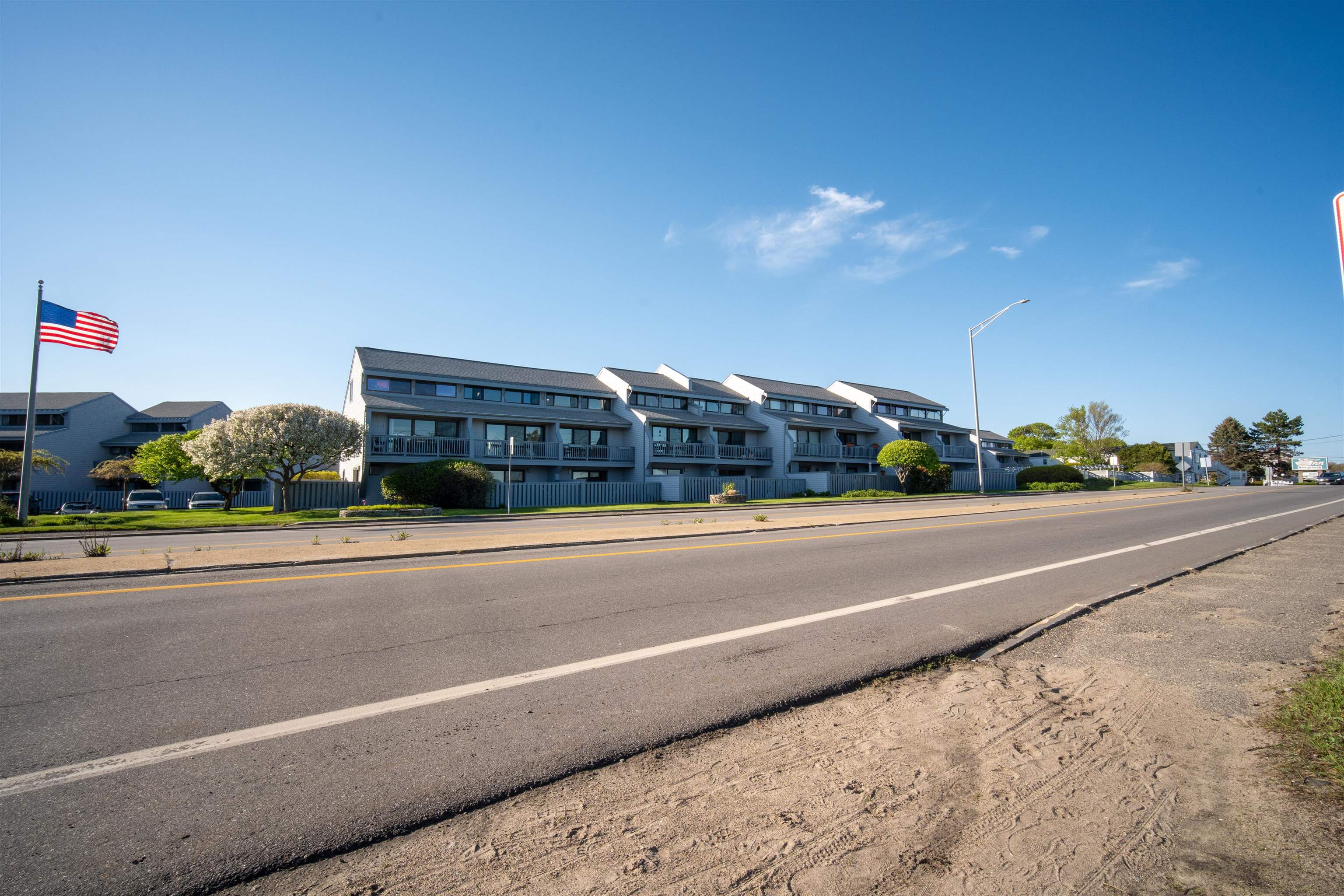 947 Ocean Boulevard 16