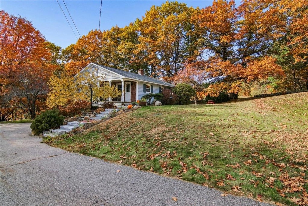 Photo of 412 Grandview Road, Pembroke, NH 03275 (MLS # 5115383)
