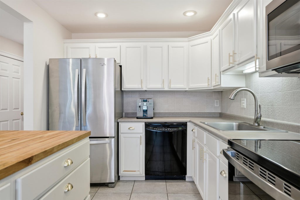 Photo of 57 Magnolia Lane, Newmarket, NH 03857 (MLS # 5109600)