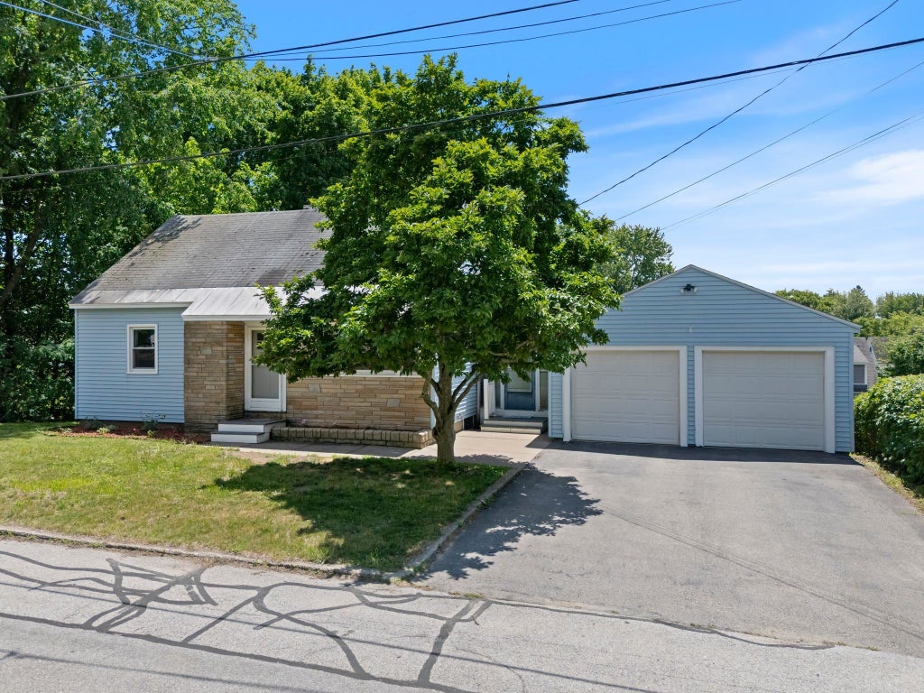 Photo of 493 Laurel Street, Manchester, NH 03103 (MLS # 5096571)