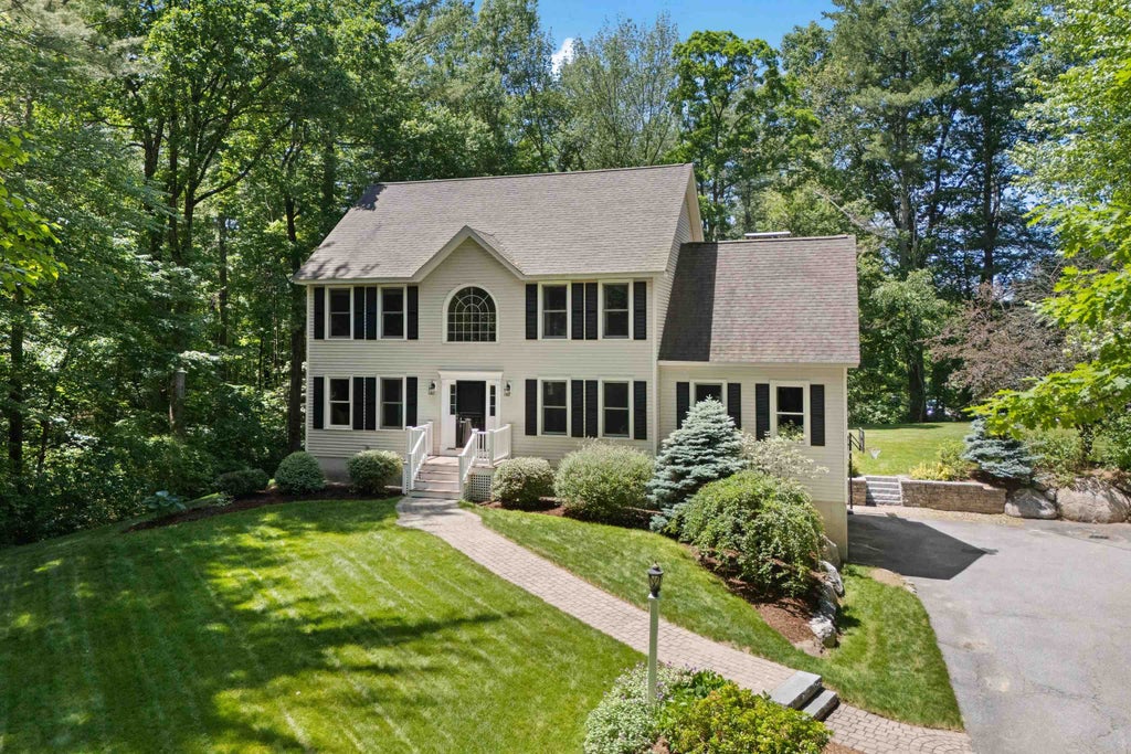 Photo of 7 Premier Drive, Londonderry, NH 03053 (MLS # 5096108)