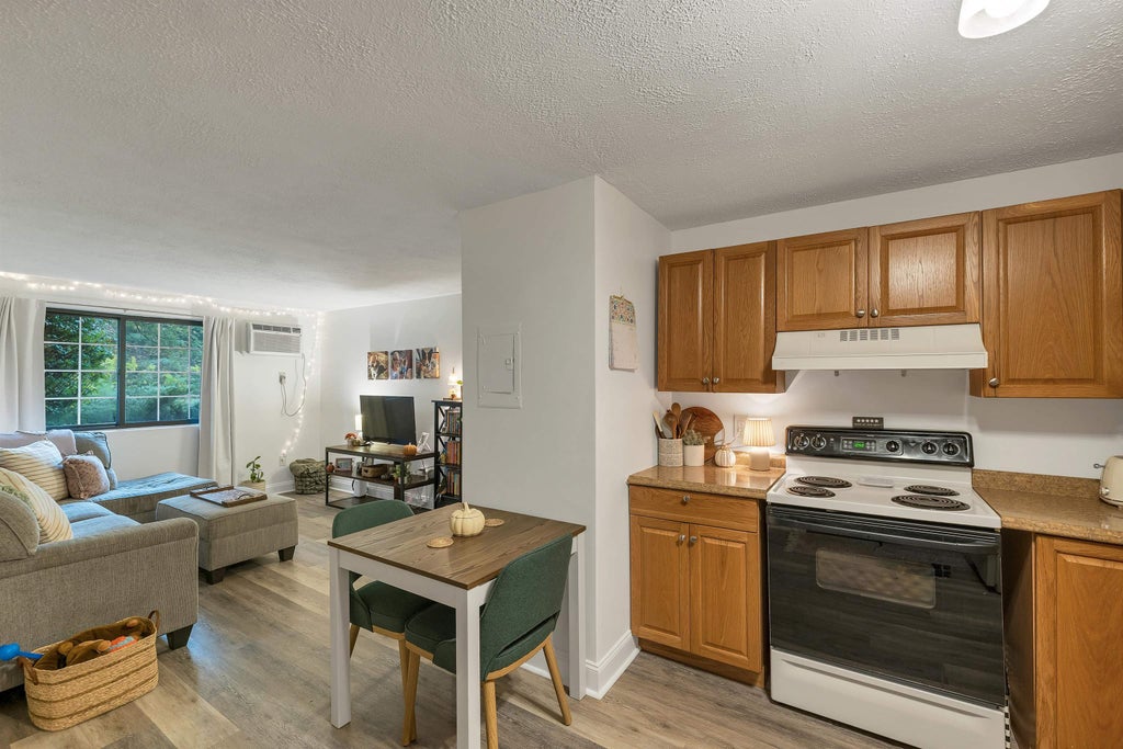 Photo of 34 Dunbarton Road #1D, Manchester, NH 03102 (MLS # 5114453)