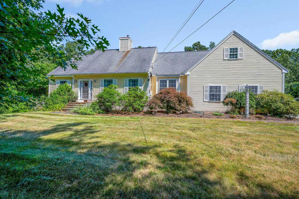 Photo of 770 Mammoth Road, Pelham, NH 03076 (MLS # 5101070)