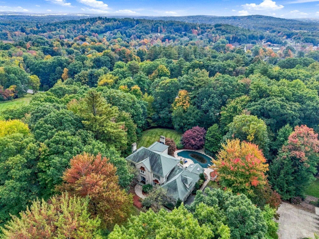 Photo of 12 Riddle Drive, Bedford, NH 03110 (MLS # 5112928)