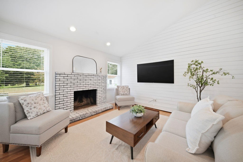 Photo of 14 Highview Terrace, Manchester, NH 03104 (MLS # 5110796)