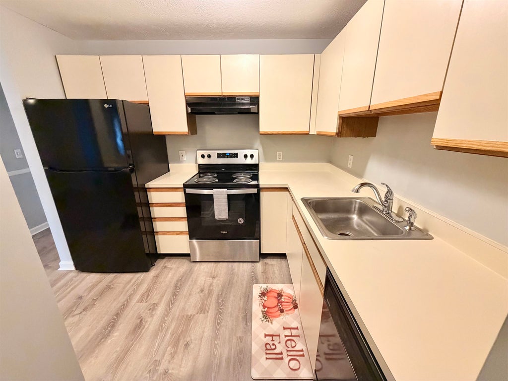 Photo of 3 Timberwood Drive #208, Goffstown, NH 03045 (MLS # 5116194)