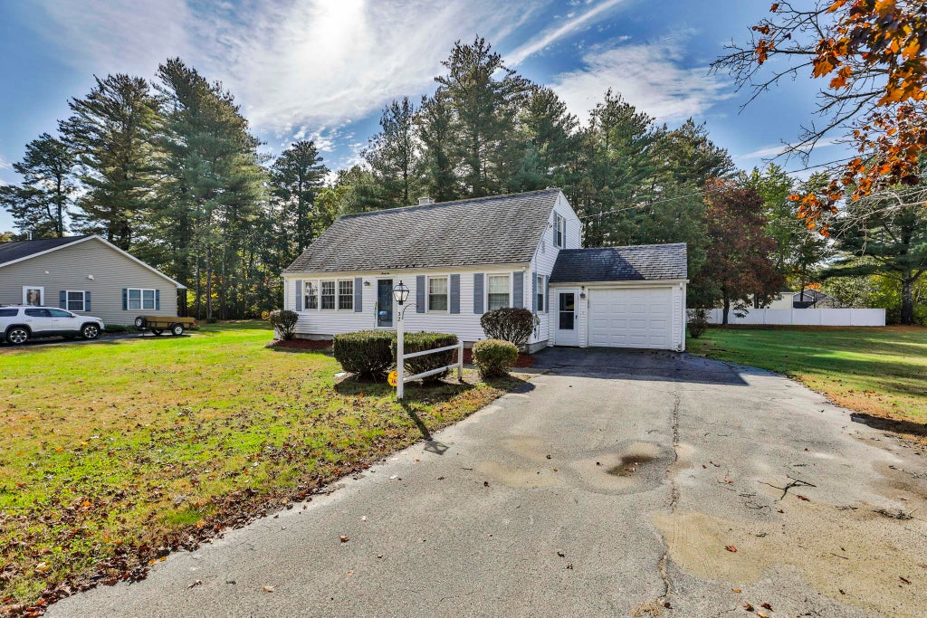 Photo of 32 Greeley Street, Hudson, NH 03051 (MLS # 5114437)