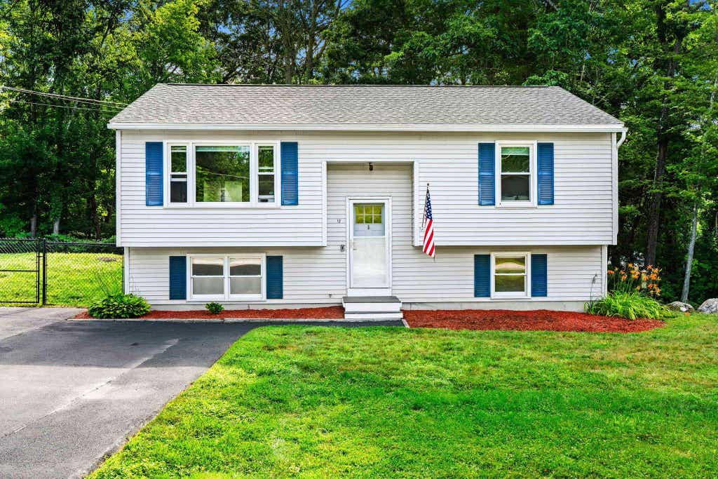 Photo of 12 Cottage Avenue, Auburn, NH 03032 (MLS # 5103983)