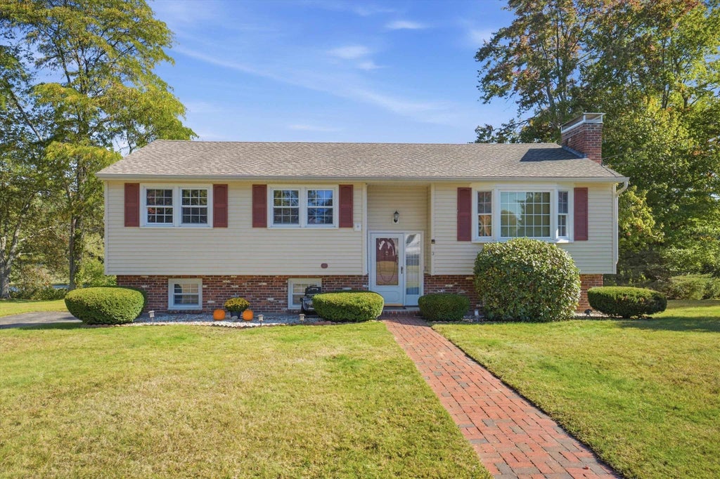Photo of 3 Martha Drive, Derry, NH 03038 (MLS # 5115943)