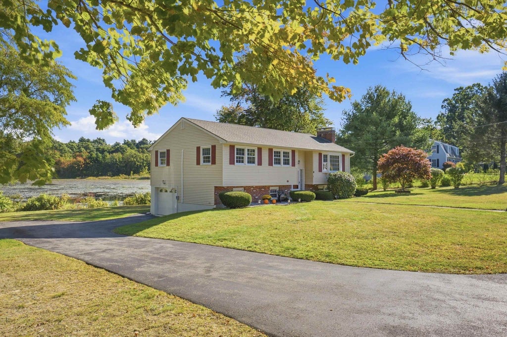 Photo of 3 Martha Drive, Derry, NH 03038 (MLS # 5115943)
