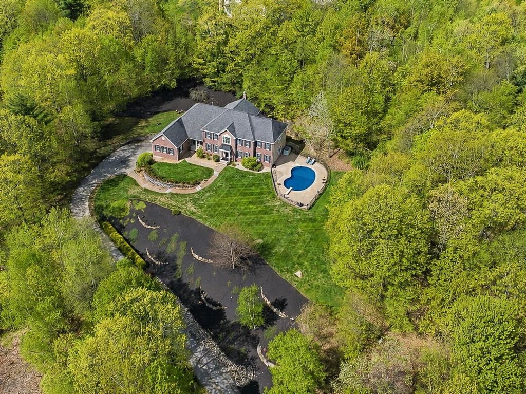 Photo of 25 Ellison Drive, Bedford, NH 03110 (MLS # 5088467)