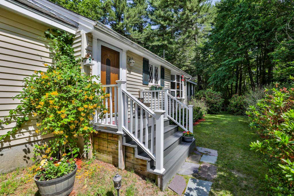Photo of 15 Edinburgh Drive, Bedford, NH 03110 (MLS # 5094426)