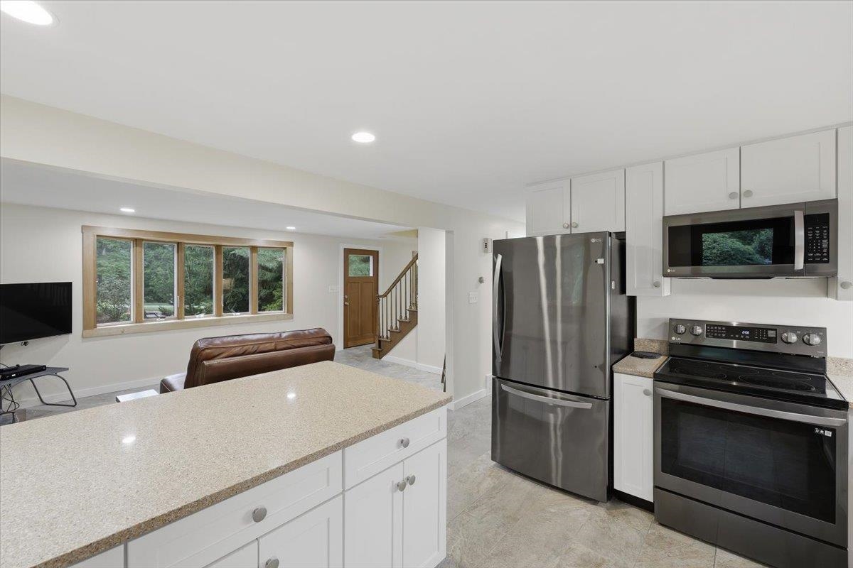 16 Lakeview Way