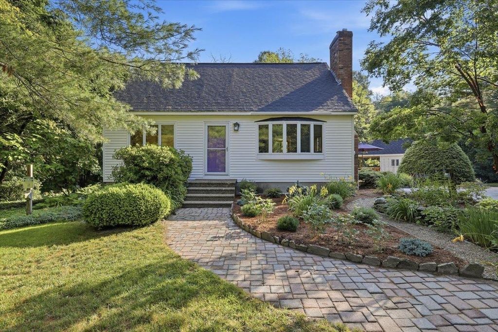Photo of 16 Lakeview Way, Auburn, NH 03032 (MLS # 5099028)