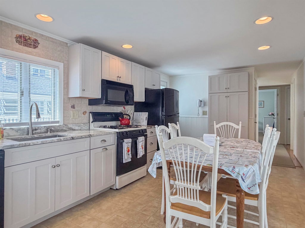 Photo of 14 Lawrence Street, Seabrook, NH 03874 (MLS # 5110037)