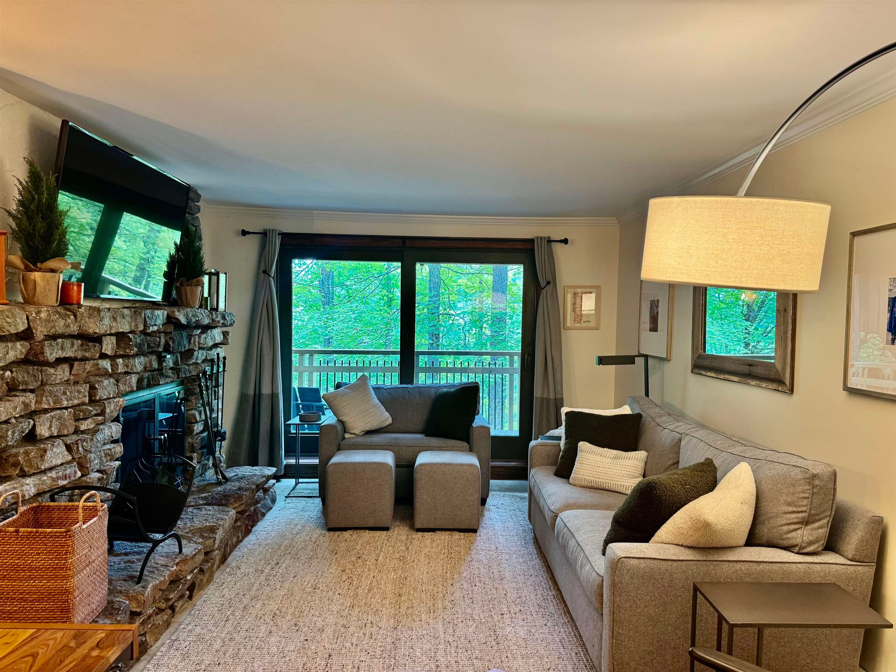 894 East Ash Road L9