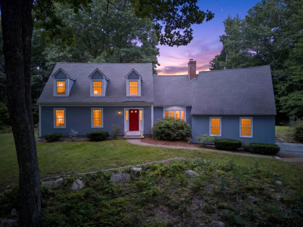 Photo of 14 Fieldstone Drive, Amherst, NH 03031 (MLS # 5107202)