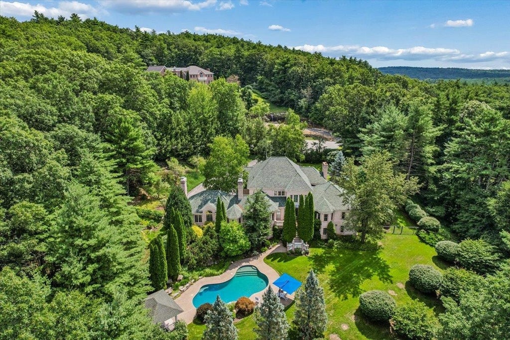 Photo of 12 West Wind Drive, Bedford, NH 03110 (MLS # 5109450)