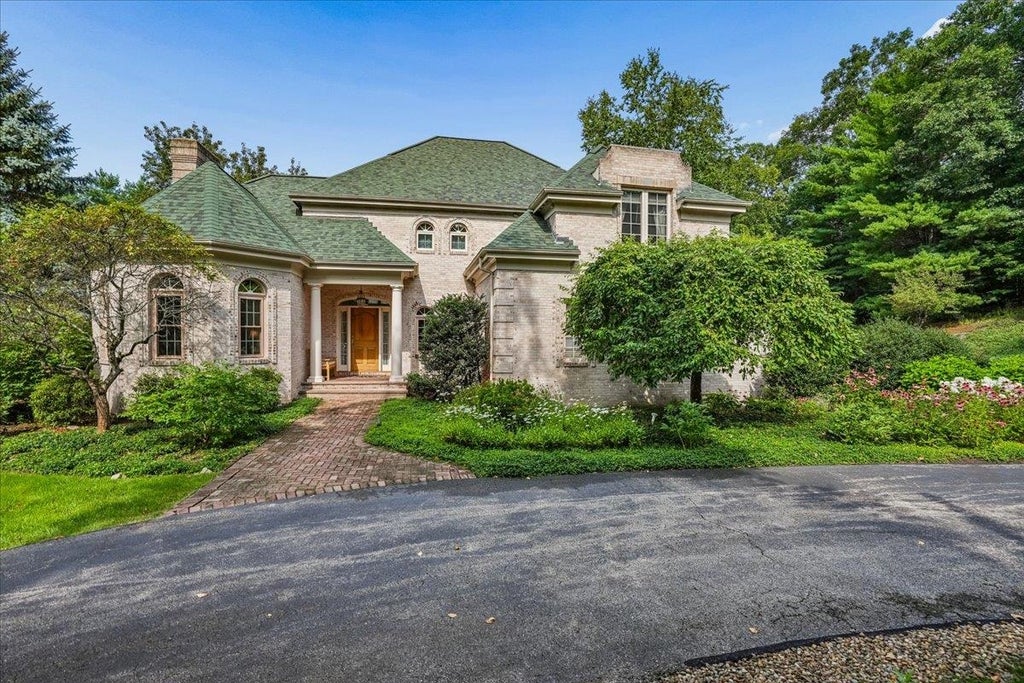 Photo of 12 West Wind Drive, Bedford, NH 03110 (MLS # 5109450)