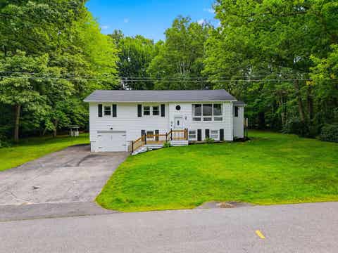 Photo of 3 Doris Street, Derry, NH 03038 (MLS # 5105767)