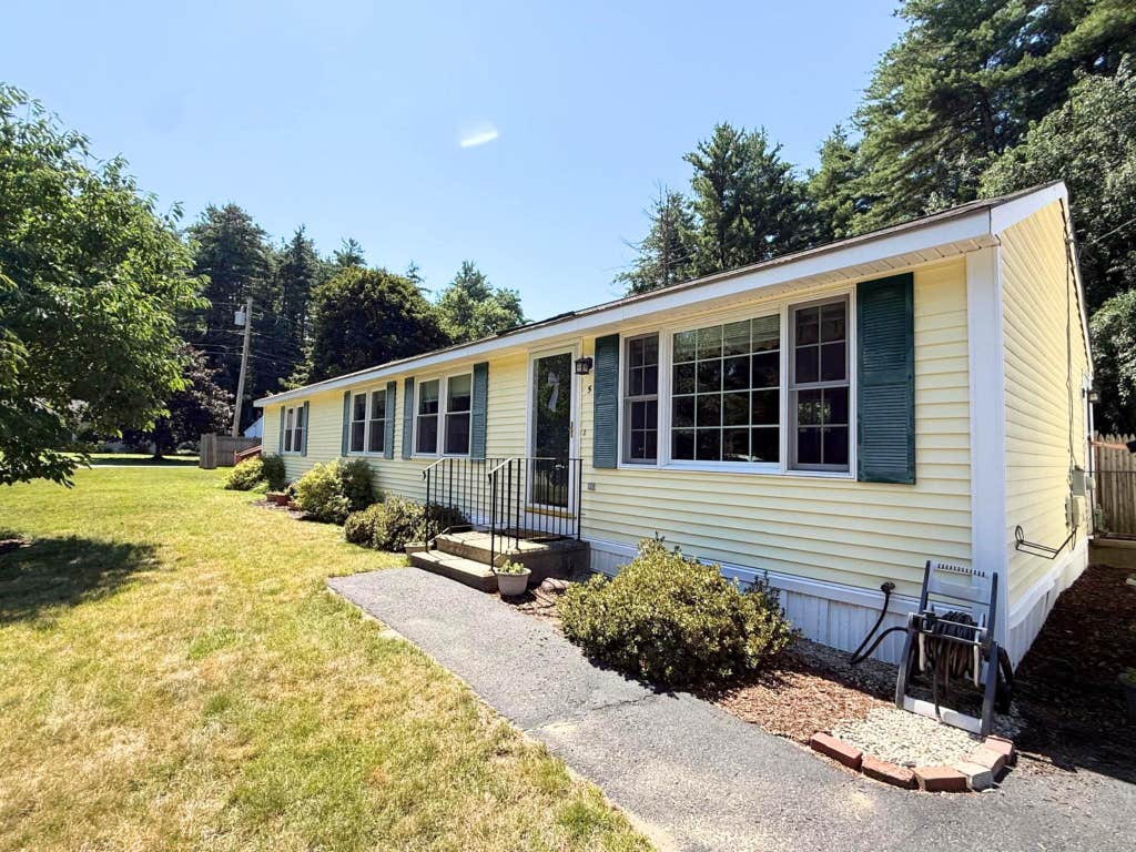 Photo of 5 Santa Fe Road, Nashua, NH 03062 (MLS # 5103538)