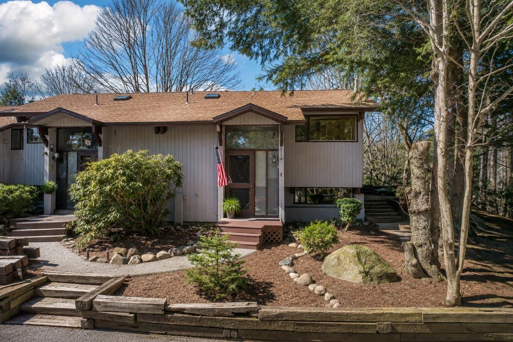 Photo of 7 Sundance Road #4, Woodstock, NH 03262 (MLS # 5104834)