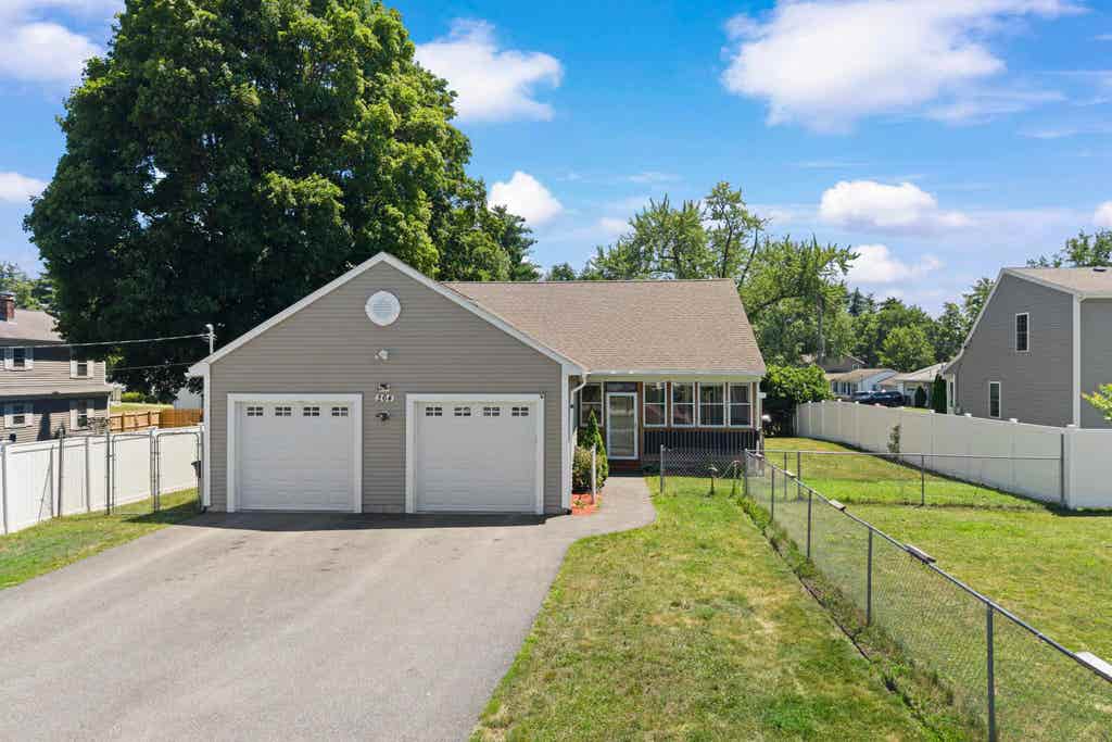 Photo of 264 Broad Street, Nashua, NH 03063 (MLS # 5101908)