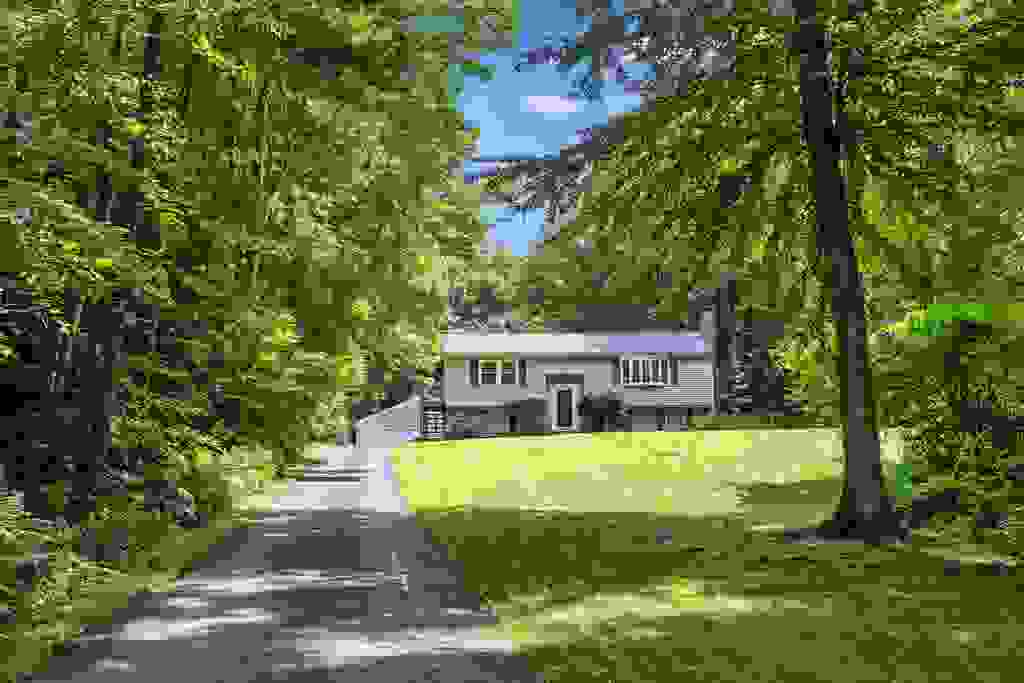 Photo of 6 Sybil Lane, Litchfield, NH 03052 (MLS # 5103753)