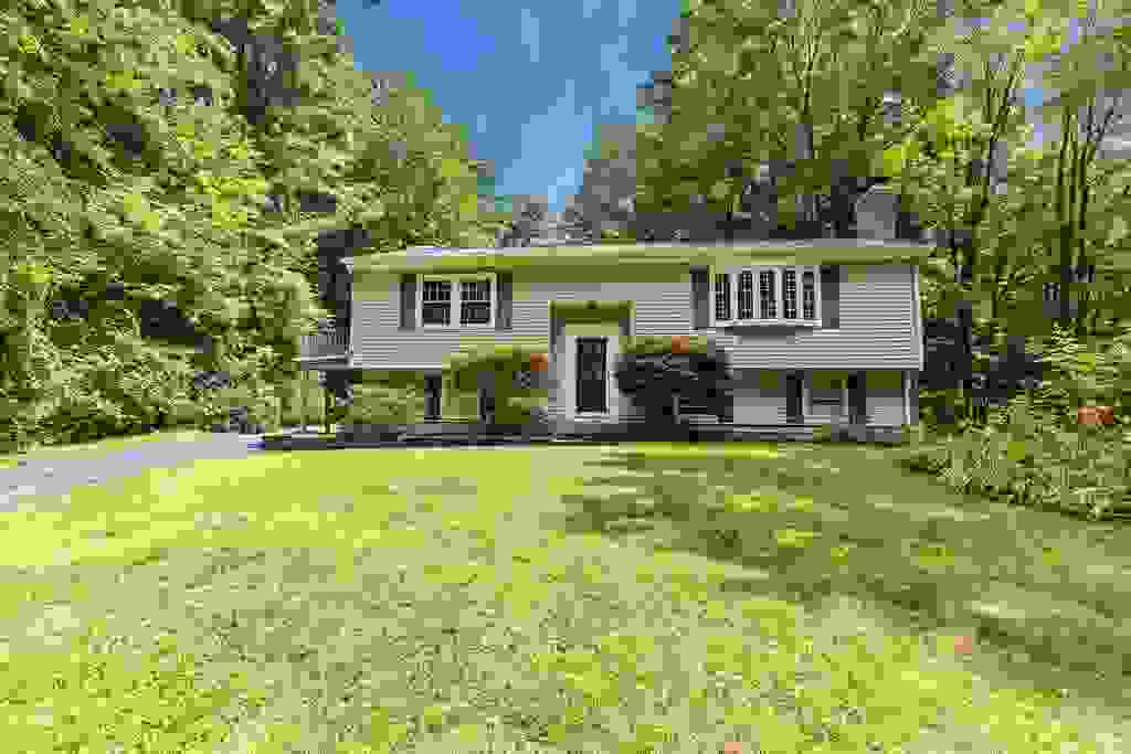 Photo of 6 Sybil Lane, Litchfield, NH 03052 (MLS # 5103753)