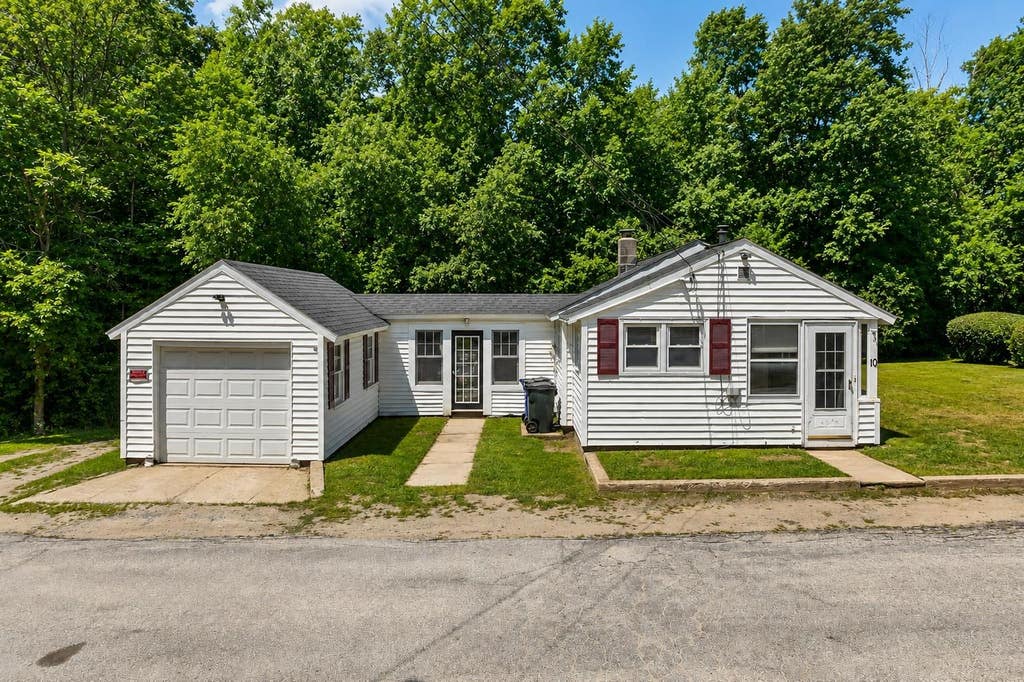 Photo of 10 Terrace Lane, Goffstown, NH 03045 (MLS # 5102201)